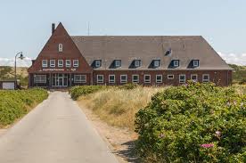 Die knechte umzingeln das erste haus, pidder lüng schaut verwundert zum fenster. Friesenplatz Hornum Sylt Mapio Net