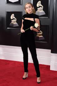 Miley erklärte außerdem auch, warum sie beschlossen hat, auf keinem roten teppich mehr zu erscheinen: Schwarze Roben Weisse Rosen So Demonstrierten Die Stars Bei Den Grammys Stern De