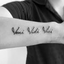 Veni, vidi, vici es una expresión en lengua latina que traduce 'vine, vi, vencí', pues son los verbos latinos venīre,(venir) vidēre (ver)y vincĕre (vencer) conjugados en primera persona de pretérito perfecto simple. 50 Tatuajes De Veni Vidi Vici Cual Es Su Significado