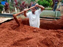 Tanah kubur ialah siri drama keagamaan malaysia yang dibangunkan oleh rashid sibir dan bersiaran di astro oasis dari 2011 hingga 2016, sebanyak 15 musim dan 197 episod. Tanah Kubur Merekah Mendap Akibat Hujan Berterusan Utusan Digital