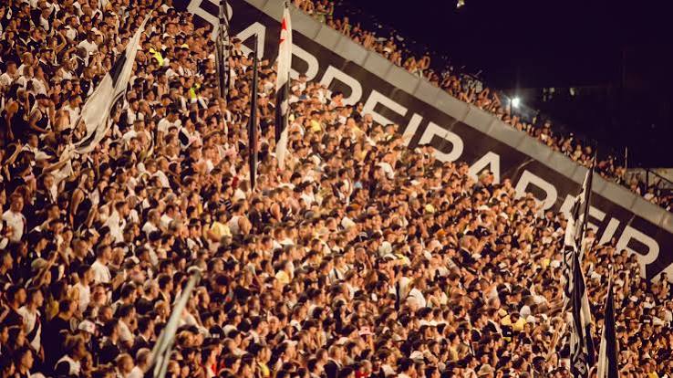 Vasco Goleia Coritiba E Respira No Brasileir&atilde;o