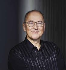 Ian Munro's Instagram, Twitter & Facebook