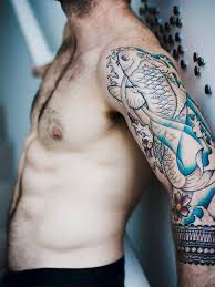 También es sinónimo de vida y de lucha, ya que la flor de loto, que es muy bella, sobresale en el agua y el lodo, porque es una planta acuática. 62 Tatuajes De Carpas Japonesas O Del Pez Koi Galeria