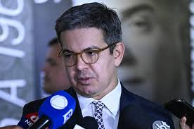 Corinthians supera expulsão e vence Racing-URU na Sul-Americana