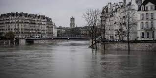 Sur les routes, la circulation est difficile. Seine En Crue Les Images Des Inondations A Paris Et En Ile De France
