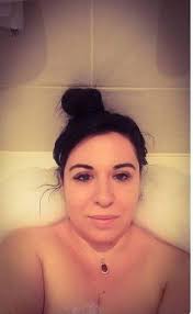 Inspiratie costum popular ie camasa catrinte zadii opreg pentru femei. Oana Roman A LÄƒsat Hainele Deoparte Cum AratÄƒ Aceasta In Costumul Evei Fanii Nu Au Fost IncantaÈ›i Stirescu Ro