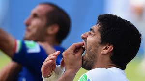 Suarez beißt finger von einem baby auf. Suarez Biss Macht Zocker Glucklich 167 Wetteten Auf Den Ausraster Fifa Wm 2014 Bild De