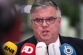 == onroerend goed== tegenwoordig blijft deze betekenis. Tot Eind Deze Maand Geen Wedstrijd Nederlands Elftal Kijken Op Het Terras Van De Kroeg Binnenland Ad Nl