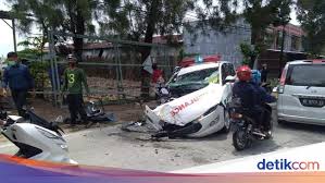 Keputusan kepala uptd puskesmas tigarunggu nomor : Kecelakaan Ambulans Vs Truk Di Karanganyar Sopir Patah Kaki