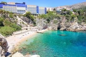 Der strand ist nämlich entstanden, indem die bewohner über viele jahrzehnte, steine in die bucht geworfen haben. Top 10 Schonsten Strande In Dubrovnik Placesofjuma