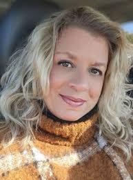 Jennifer Manes's Instagram, Twitter & Facebook