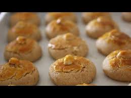 Kacang tanah dimanfaatkan untuk bahan pangan, industri, dan pakan. Biskut Kacang Kesukaan Mak Saya Flattenthecurve Youtube