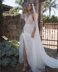 Un debutto che vuole rimarcare il ruolo pioneristico nell'arte contemporanea, presentando artisti che utilizzano le tecnologie digitali assieme ad un partner d'eccezione, tumblr. Scollatura Abiti Da Sposa Come Scegliere Quella Giusta Per Te