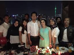 Bahwa jep akan bertunangan sari yanti pada bulan ini. Bibit Bibit Cinta Mula Berputik Antara Jep Sepahtu Sari Yanti