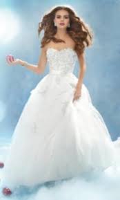 A traditional ball gown makes you feel fancy. Alfred Angelo Snow White Style 207 Wedding Dress Used Size 10 450
