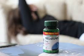 La melatonina ayuda a controlar sus ciclos de sueño y vigilia (el tiempo que usted pasa despierto). Melatonina Es La Solucion Natural A Todos Los Problemas De Sueno