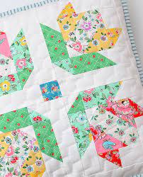 Block Number Eleven Of The Splendid Sampler 2 Is Tulip In Bloom And This Is The Block I Contributed To The Boo Flower Quilt Patterns Flower Quilts Flower Quilt