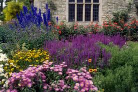 Annuals give you a variety of colors to choose from, and they bloom all season. 15 Summer Flower Garden Border Ideas