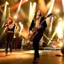 Greta van fleet is made up of four young musicians: I Alh7k Byn7ym