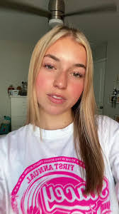 Nikki Damron's Instagram, Twitter & Facebook