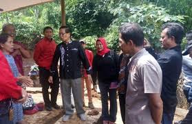 Ia terpaksa meninggalkan kuliahnya, ketika ia menikah dengan santrinya di masjid, euis kartini. Pakar Komunikasi Jalaluddin Rachmat Wafat Balebandung