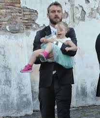 Alessandro florenzi vive ormai a valencia con la sua famiglia, che ha costruito assieme a sua moglie: Alessandro Florenzi Ha Detto Si A Roma Ha Sposato Ilenia Fotogallery Sky Sport