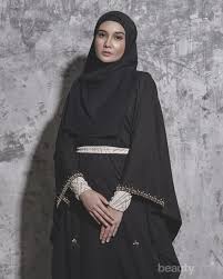 Bakat menjadi seorang desainer ternyata sudah terlihat sejak. Fashion Muslim Zaskia Sungkar Serba Hitam Elegan Nan Sophisticated