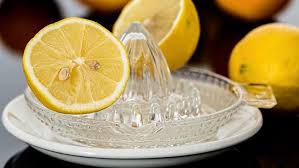 Lemon ini punya manfaat diuretic yang dapat membantu mengatasi problem ginjal dan liver sehingga lemak jahat tidak sampai mengganggu fungsi organ dalam. Minum Air Lemon Hangat Tiap Pagi Bikin Perut Bebas Buncit