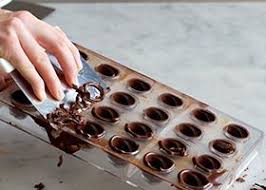 Gefullte Pralinen Selber Machen Hohlkorper Giessen Schritt 3 Uberstehende Kuverture Mit Spachtel Pralinen Selber Machen Pralinen Selber Machen Rezept Pralinen