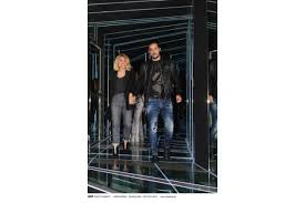 Πώς τα κορίτσια, η άννα (ευγενία δημητροπούλου) και η μαρία (γιούλικα σκαφιδά) μεγάλωσαν και η άννα παντρεύτηκε τον ανδρέα βανδουλάκη (γιάννης στάνκογλου), από την απόκτηση της κόρης τους. H Hliakh Pantreyetai Kai To Apokalypse H Paroysiastria Koympara People Amp Style Eidhseis