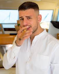 Poco più di un'ora di concerto per eseguire i suoi successi, brani che su youtube hanno toccato picchi. Angelo Famao Biografia Chi E Eta Altezza Peso Figli Moglie Instagram E Vita Privata Spettegolando