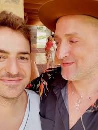 Paulo gustavo e o marido, o dermatologista thales bretas, chegaram para curtir o desfile das campeãs no nosso camarote bem animados nesse sábado (29). Marido De Paulo Gustavo Fala Sobre Estado De Saude Do Humorista Vencendo O Virus Celebridades O Dia