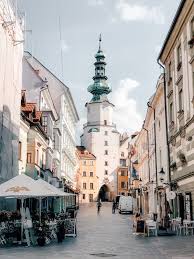 7 kostenlose sehenswürdigkeiten in bratislava, slowakei 1) entdecke die altstadt. Die Top 17 Bratislava Sehenswurdigkeiten Tipps Fur Einen Tag An Der Donau A Nomad Abroad