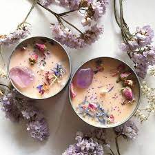 Positive energy candle with crystals and herbs. Imagem De Candle Flowers And Crystal Homemade Candles Candle Making Diy Candles
