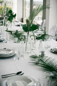 Einfach Modern Elegant Weisse Bettwasche Und Porzellan Mit Tropischem Grun Im Glas Tischdekoration Hochzeit Blumen Hochzeit Tischwasche