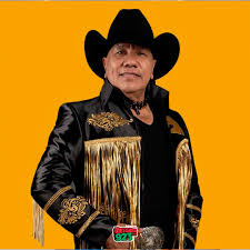 🎤✨ ¡La historia de una leyenda! ✨🎤 Lupe Esparza, fundador y voz principal de Bronco, comenzó su camino en la música en los años 80, marcando el inicio de una era dorada