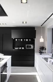 Bu mutfak modelinde olduğu gibi açık mutfak salon ile uyumlu halı sayesinde oldukça zarif ve çekici görünüyor. Mutfak Dekorasyonunda Siyah Ve Beyazin Uyumu