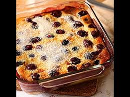 Datare l'origine del clafoutis è arduo, ciò che si può affermare è che la parola clafoutis è una modernizzazione di un antico verbo francese claufir, che a sua volta deriva dal latino. Come Preparare Il Clafoutis Alle Ciliegie Videoricette Di Torte Alla Frutta Youtube