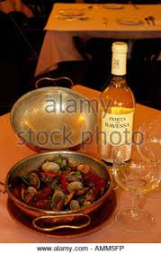 Plat Traditionnel Portugais Cataplana Cuit Et Servi Dans Un Pot En Cuivre Bombe Lisbonne Photo Stock Alamy