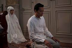 Sejak kejadian di kendaraan umum, aisha jatuh cinta pada fahri. Ayat Ayat Cinta 2 Movie Release Showtimes Trailer Cinema Online