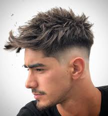 El mid fade en punta o en v como lo llaman algunos barberos, se puede hacer de dos formas, la primera es que la parte de atrás se puede dejar en v sin sombrear o la segunda forma es el corte en. 20 The Most Fashionable Mid Fade Haircuts For Men