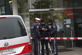 Eine räuberin konnte bereits gefasst werden, eine alarmfahndung nach dem zweiten täter läuft. Bankuberfall In Linz Dornach Auhof Laumat At