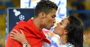 ظهر النجم البرتغالي كريستيانو رونالدو، لاعب نادي يوفنتوس الإيطالي، مع صديقته الأرجنتينية جورجينا رودريجيز، في أحدث صورة لهما وهما يرتديان ملابس كلاسيكية، نشرها. Ø¨Ø¹Ø¯ 3 Ø³Ù†ÙˆØ§Øª Ø¹Ù„Ù‰ Ø¹Ù„Ø§Ù‚ØªÙ‡Ù…Ø§ Ù‡Ù„ ÙŠØªØ²Ùˆ Ø¬ ÙƒØ±ÙŠØ³ØªÙŠØ§Ù†Ùˆ Ø±ÙˆÙ†Ø§Ù„Ø¯Ùˆ Ù…Ù† Ø¬ÙˆØ±Ø¬ÙŠÙ†Ø§ Ø±ÙˆØ¯Ø±ÙŠØºÙŠØ² Bitajarod Online Magazine