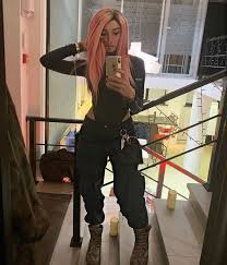 После свадьбы ивлеева и узенюк довольно быстро решили, что им нужно как можно скорее улучшить свои жилищные условия, поскольку в квартире элджея было мало места. Da Hot V Rozovyj Ivleeva Pytaetsya Uderzhat Eldzheya Ot Uhoda K Buzovoj Svoim Vneshnim Vidom Set