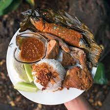 Dan jika saya telat beli sarapan sekitar pukul 10.00, sudah pasti habis, dimanapun saya. Menu Sundaan Komplet Bisa Dipesan Online Di 5 Tempat Ini