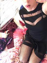 Someone show me how to use makeup. : r/crossdressing