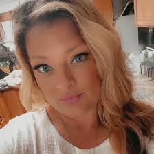 Caramel Apples + White Chocolate + Cinnamon Sugar = Apple Pie Caramel  Apples  http://www.delish.com/cooking/recipe-ideas/g2998/apple-pie-recipes-with-a-twist/?slide=10