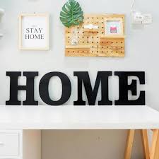 Coba gunakan foto hitam putih yang minimalis atau tambahkan warna dengan memasang sebuah karya seni abstrak dengan warna mencolok. Wooden Sign Hiasan Dinding Hiasan Dinding Huruf Hiasan Dinding Custom Stiletto Living