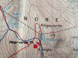 Fyrbygningen har et høyt, rundt fyrtårn i gavlen og ble bygget i tegl i 1858. Hogevarde Ferdaminni