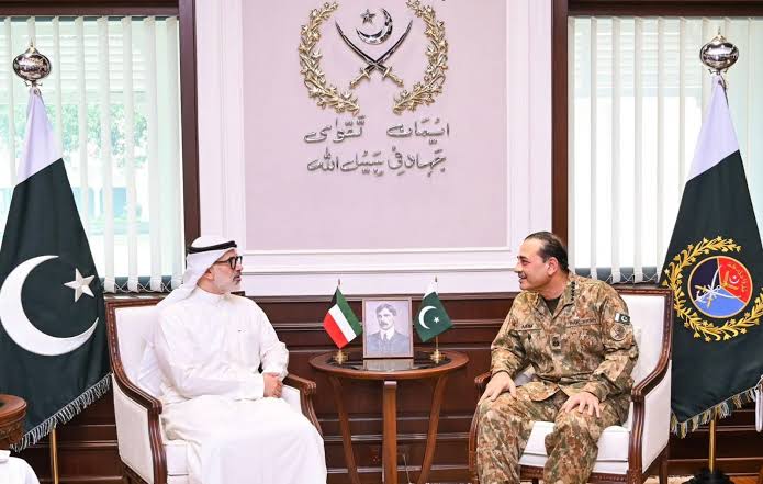 Field Marshal Asim Munir meets Kuwaiti Defence Minister at GHQ